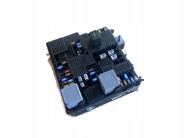 VOLVO V60 II CC 2.0D SKRZYNKA BEZPIECZNIKÓW 32268453