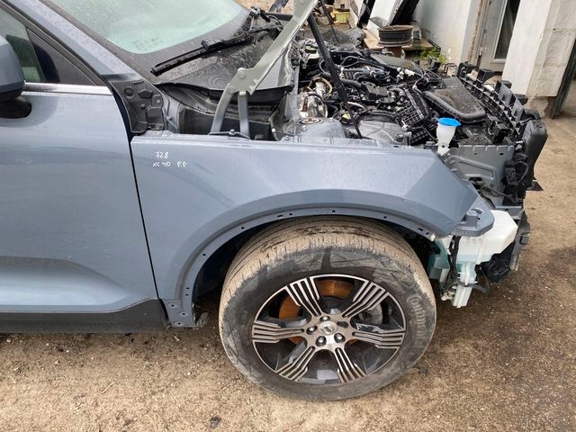 VOLVO XC40 BŁOTNIK PRAWY PRZÓD PRZEDNI 728