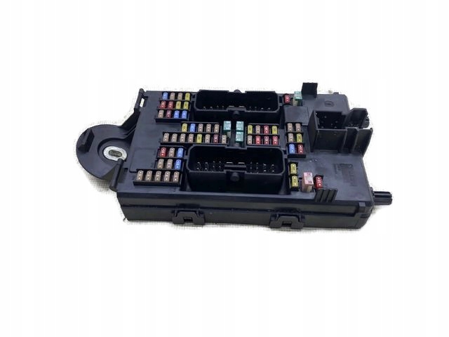 VOLVO S60 V60 XC60 S90 V90 XC90 SKRZYNKA BEZPIECZNIKÓW 32315317