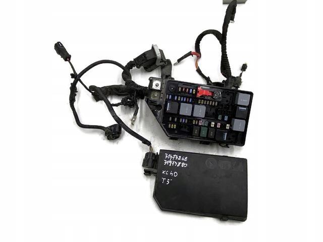 VOLVO XC40 SKRZYNKA BEZPIECZNIKÓW 31473880