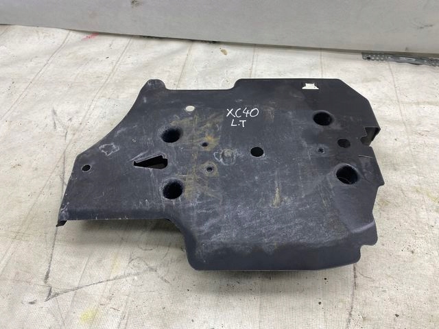 VOLVO XC40 OSŁONA WAHACZA PRAWY TYŁ 32226466