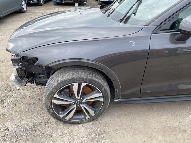 VOLVO V60 II CC BŁOTNIK LEWY PRZÓD PRZEDNI 731