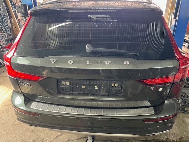 VOLVO V60 CC KLAPA BAGAŻNIKA 724