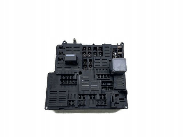 VOLVO XC90 II T6 SKRZYNKA BEZPIECZNIKÓW 31473570