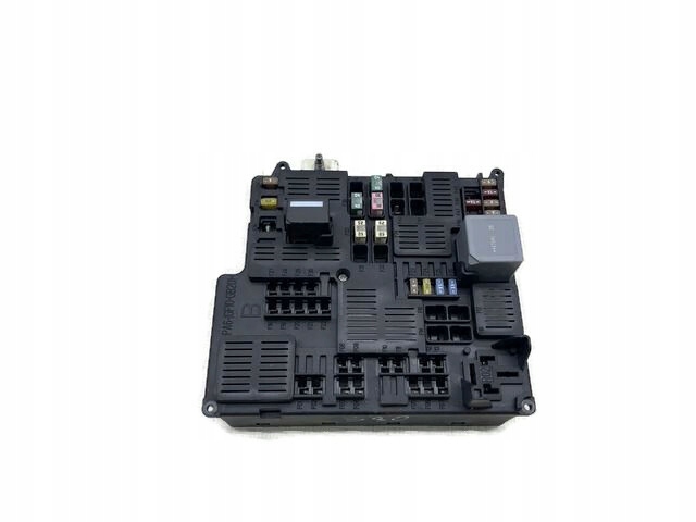 VOLVO S90 V90 SKRZYNKA BEZPIECZNIKÓW 31473568