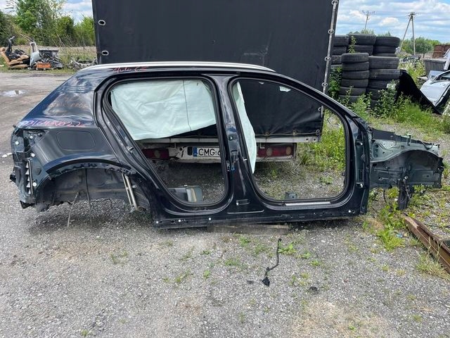 VOLVO XC40 BŁOTNIK PRAWY TYŁ PRÓG 717