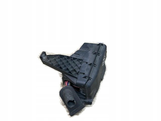 VOLVO V60 CC 2.0T SKRZYNKA BEZPIECZNIKÓW