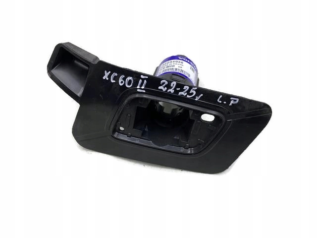 VOLVO XC60 II UCHWYT SPRYSKIWACZA LAMPY LEWY PRZÓD 32234938
