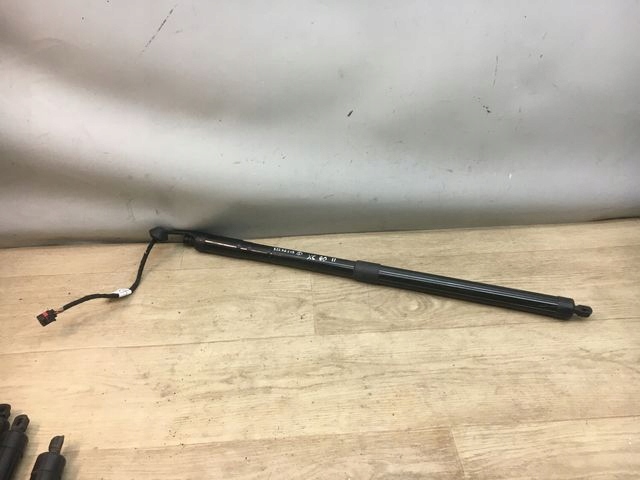 VOLVO XC60 II SIŁOWNIK KLAPY BAGAŻNIKA 32296915