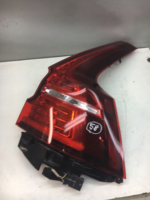VOLVO V60 II LAMPA PRAWA TYLNA 32291359