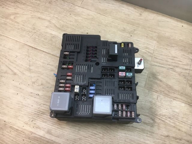 VOLVO V60 XC90 V90 SKRZYNKA BEZPIECZNIKÓW 31398004