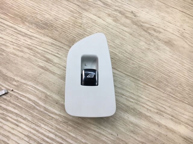 VOLVO S90 LONG PRZEŁĄCZNIK SZYBY PRAWY PRZÓD 31415515