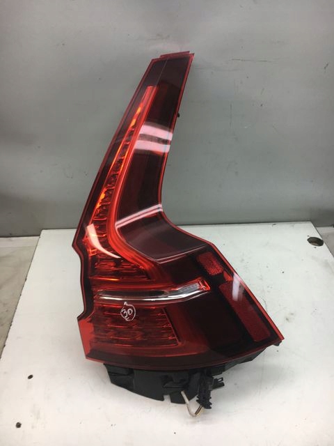 VOLVO V60 II LAMPA PRAWA TYLNA 32291359