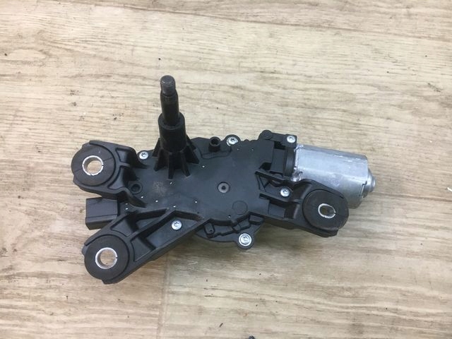 VOLVO XC40 SILNICZEK WYCIERACZKI TYLNEJ 31457261