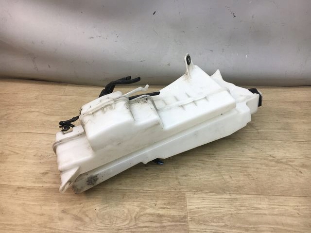VOLVO V60 II ZBIORNICZEK SPRYSKIWACZY 30747576