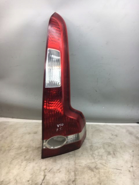 VOLVO V50 LAMPA PRAWA TYLNA 30698921