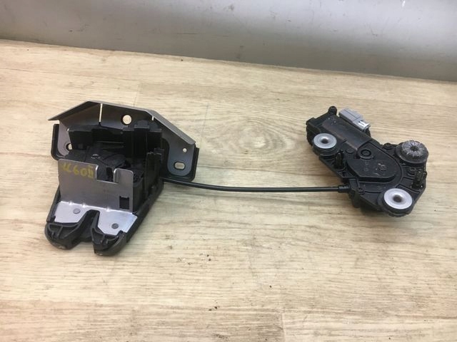 VOLVO XC60 II ZAMEK KLAPY BAGAŻNIKA 32149882