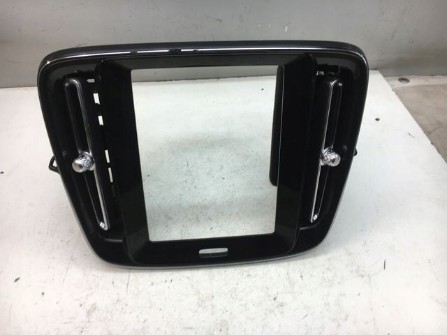 VOLVO XC40 KRATKI NAWIEWU RAMKA ŚRODEK 31442614