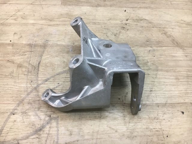 VOLVO XC60 II ŁAPA SILNIKA 31430470 B4204T28