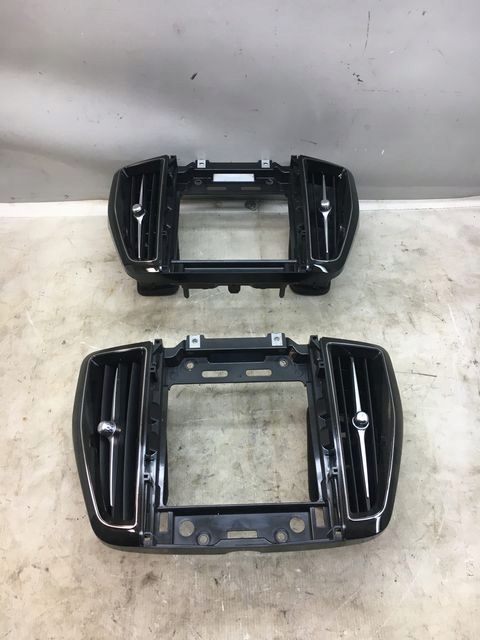 VOLVO XC60 II KRATKA NAWIEWU RAMKA ŚRODEK 31417738