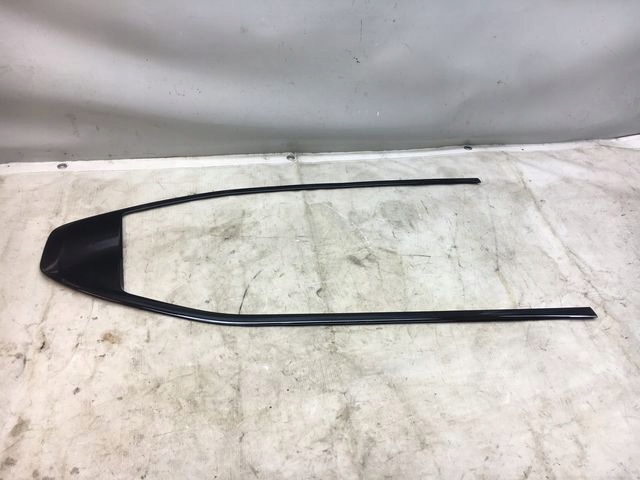 VOLVO LISTWA RAMKA SZYBY PRAWY TYL 31689573
