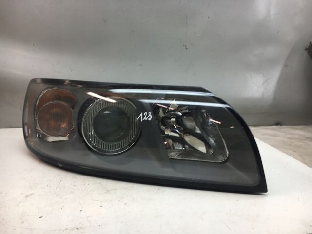 VOLVO S40 V50 LAMPA PRAWA PRZEDNIA 31335222