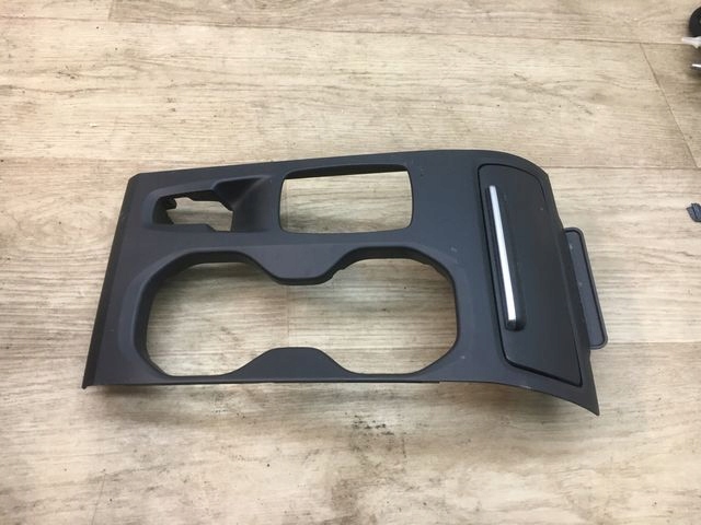 VOLVO XC40 RAMKA POPIELNICZKA SCHOWEK 31469010