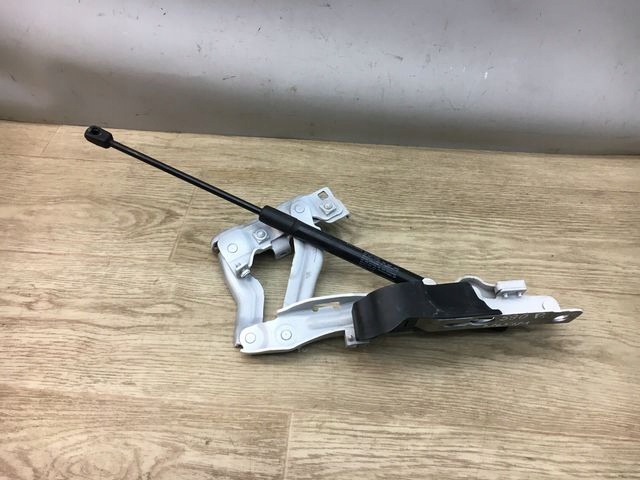 VOLVO S90 ZAWIAS MASKI PRAWY 31651861