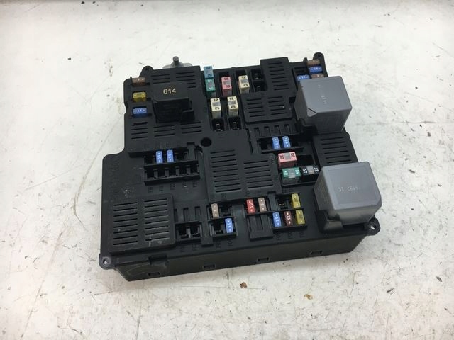 VOLVO XC90 II SKRZYNKA BEZPIECZNIKÓW 31473771