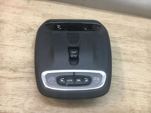 VOLVO XC90 II LAMPKA PODSUFITKI ŚRODKOWA 31497479