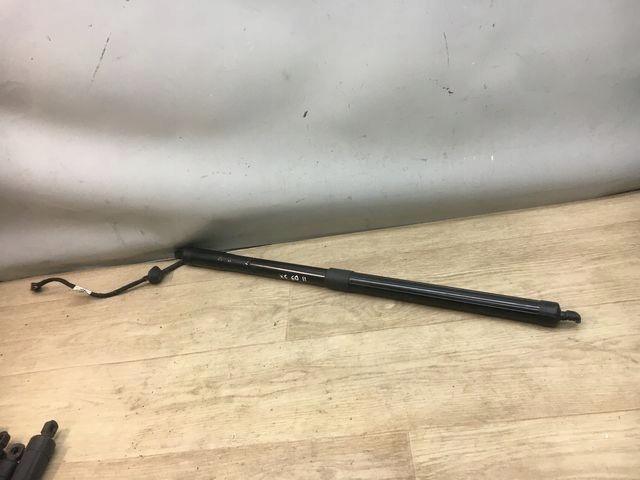 VOLVO XC60 II SIŁOWNIK KLAPY BAGAŻNIKA USZKODZONY 32296915