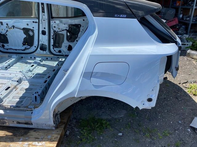 VOLVO EX30 BŁOTNIK LEWY TYŁ TYLNY 626