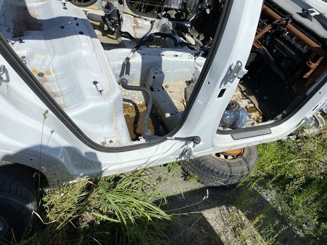 VOLVO XC40 PRÓG SŁUPEK PRAWY 707